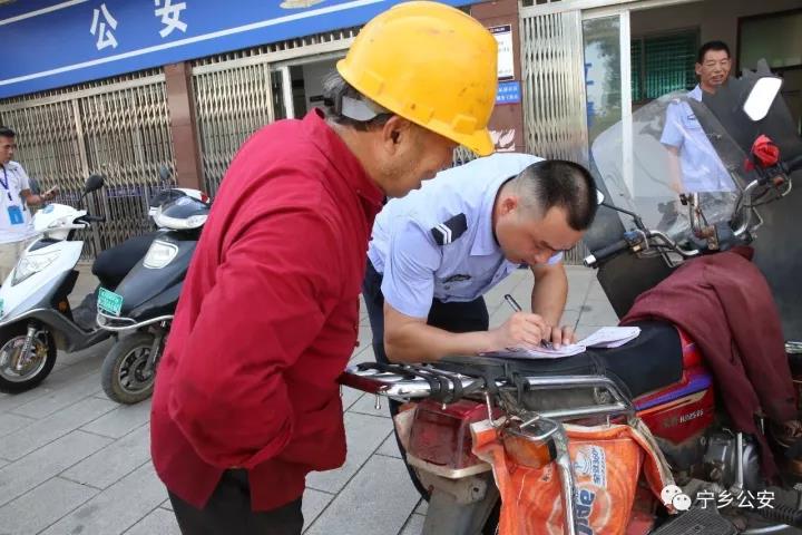 鳳橋社區(qū)群眾聽聞“防盜神器”有用，趕緊來辦理一個！